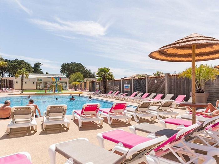 séjour de luxe en Vendée au bord de la piscine